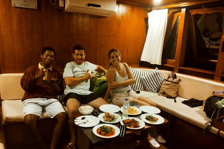 Labuan Bajo: 2-Day Komodo and Padar Island Boat Trip