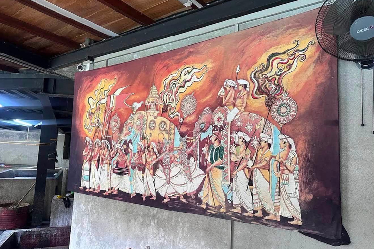 Kandy: Guided City Tour/Temple of the Tooth & Tea Factory