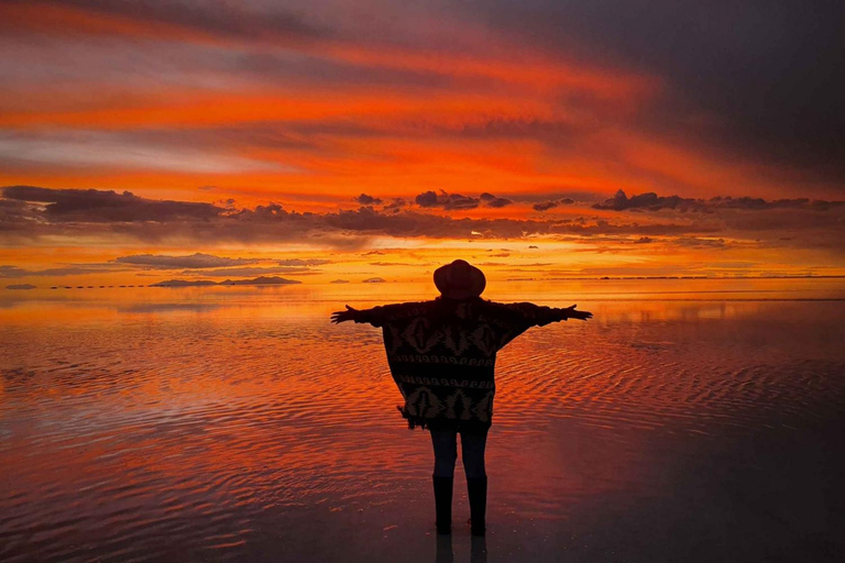 Uyuni: Zoutvlaktes en zonsondergang rondleiding met lunch