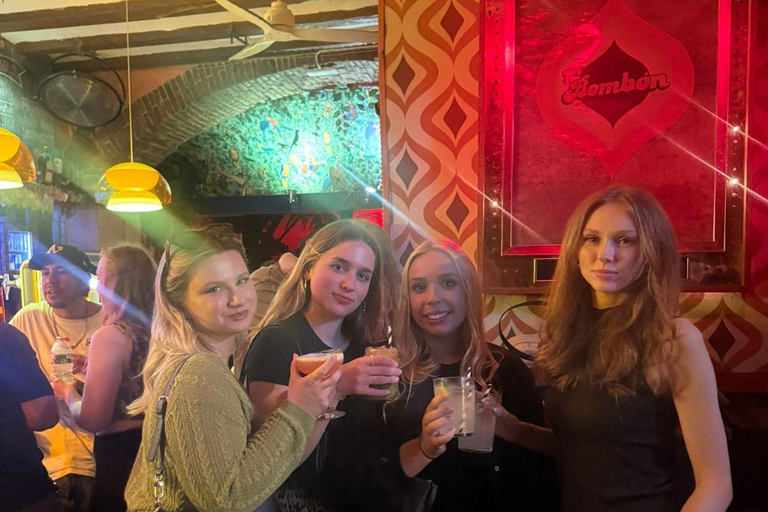 Barcelona: Pubcrawl with VIP Entry to Rooftops and Nightclub