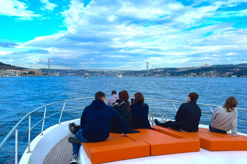 Istanbul: Crociera privata sul Bosforo con uno yacht di lusso