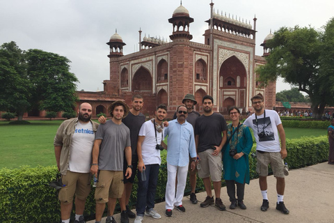 Tour guidato di gruppo ad Agra in giornata da DelhiInizio del tour dal punto di incontro