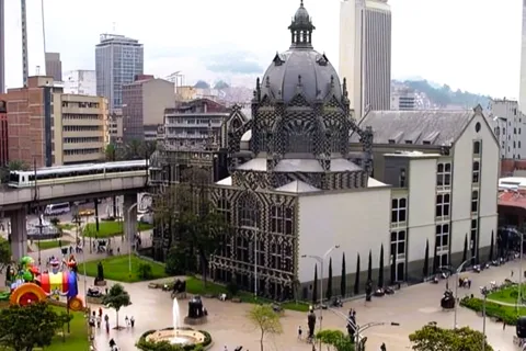 Medellin : Must-See Sites Walking Tour With A Guide