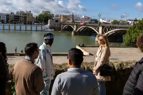 Sevilla: Byvandring i den lille gruppe i det ikoniske Triana-kvarter