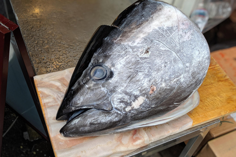 Tour gastronômico em pequenos grupos pelo mercado de peixes de TsukijiTour gastronômico do mercado de peixes de Tsukiji para pequenos grupos