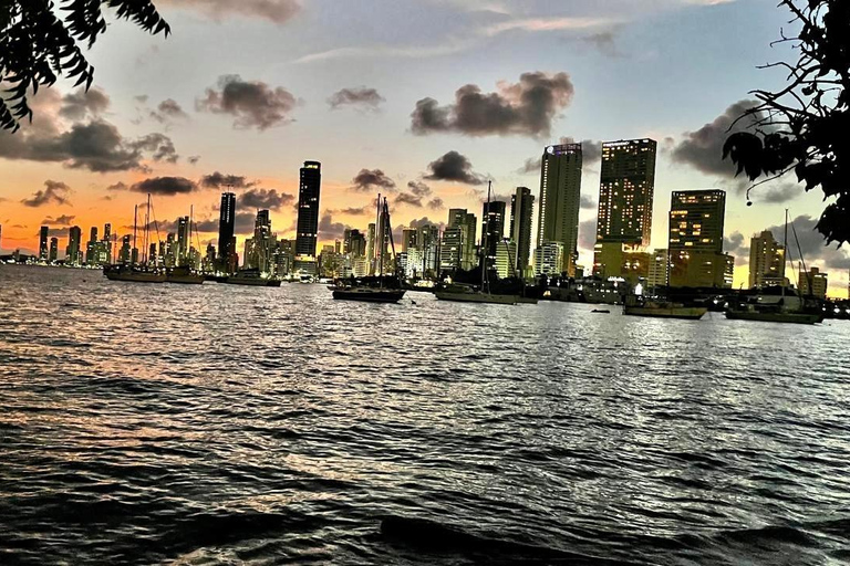 Passeio de bicicleta ao pôr do sol com visita à baía de Cartagena e GetsemaníPasseio de bicicleta ao pôr do sol com visita à Baía de Cartagena e Getsemaní