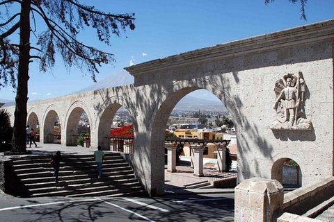 De Arequipa: City tour em Mirabus | Mirante de Yanahuara | Você pode fazer um passeio de carro ou de ônibus em Arequipa.