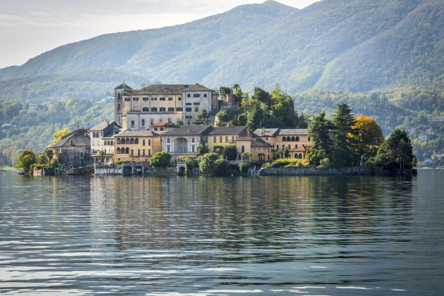 Visit Orta Lake landscapes and animals from all over the world in Provence