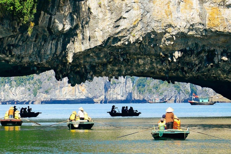 Ha Long 1 dia em grupo pequeno e caiaquePartida de dia inteiro da Baía de Ha Long saindo de Ha Noi