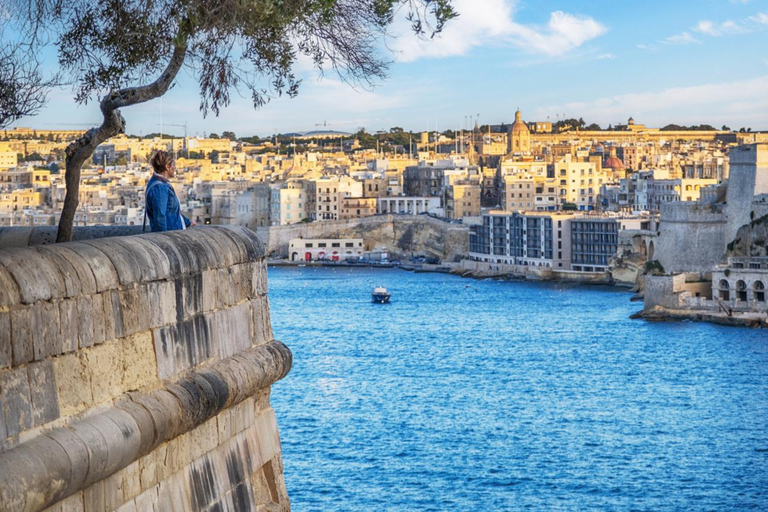 Valletta: Private Photoshoot in Old Town, Harbour & Gardens Standard: 20 photos | 30 mins