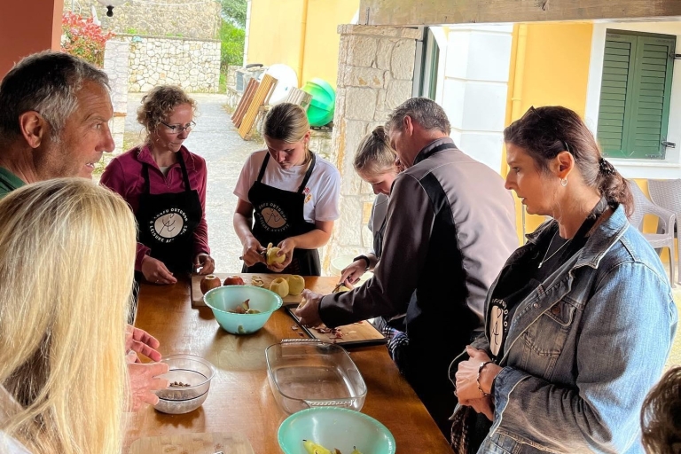 Corfou: cours de cuisine grecque et repas dans une maison familiale localeCours de cuisine et repas dans une maison familiale locale - Transfert à l'hôtel