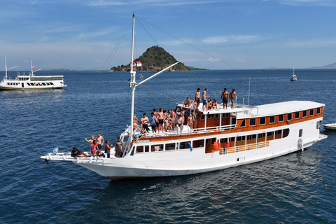 Komodo Islands: 4-Day Liveaboard, Dragons, Whale Sharks Private Room (Double Bed, AC)