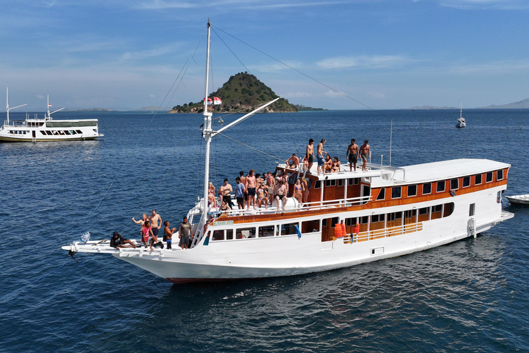 Komodo Islands: 4-Day Liveaboard, Dragons, Whale Sharks Private Room (Double Bed, AC)