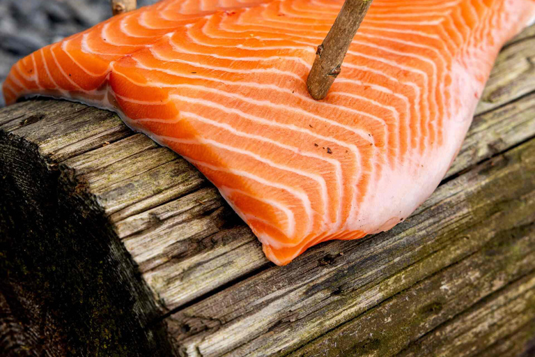 Oslo: Malmøya Guided Hike with Waffle & Salmon Experience