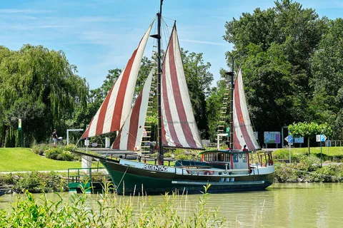 Tulln: „Regentag“ hautnah – Hundertwassers schwimmendes Kunstwerk