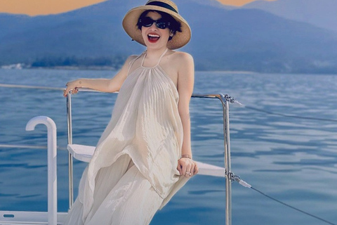 Da Nang: Discover Son Tra Bay on Luxury Sailing Catamaran 2-Hour Luxury Catamaran Scenic Cruise with Drink & Transfer