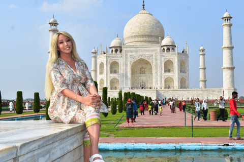 Agra: wycieczka z przewodnikiem po Taj Mahal z ominięciem kolejki tuk tukiemTuk Tuk + Kierowca + Przewodnik + Bilet wstępu + Omiń długie kolejki