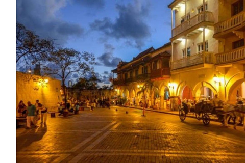 Cartagena de nuit : visite historique, dîner typique et dégustation de douceursCarthagène de nuit : visite historique, dîner typique et dégustation de douceurs