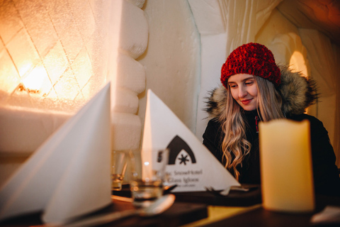 Rovaniemi : Dîner au restaurant Ice avec sauna dans la neige et transfertDu monde des bonhommes de neige : Dîner à l'hôtel de glace