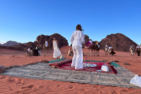 Descubre Wadi Rum con un tour de día completo en jeep con pernoctaciónexcursión de un día en jeep con pernoctación