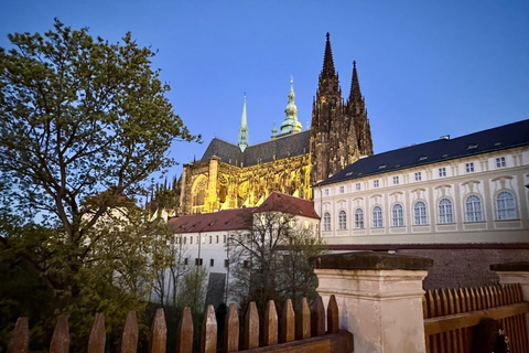 Prague: VIP Prague Castle Night Walk with Panoramic Views VIP Prague Castle Night Walk with Panoramic Views (German)