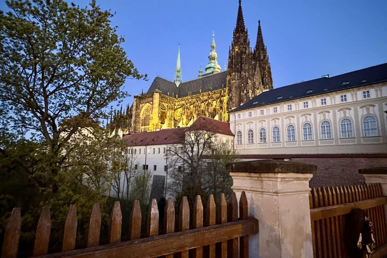 Prague: VIP Prague Castle Night Walk with Panoramic Views VIP Prague Castle Night Walk with Panoramic Views (German)