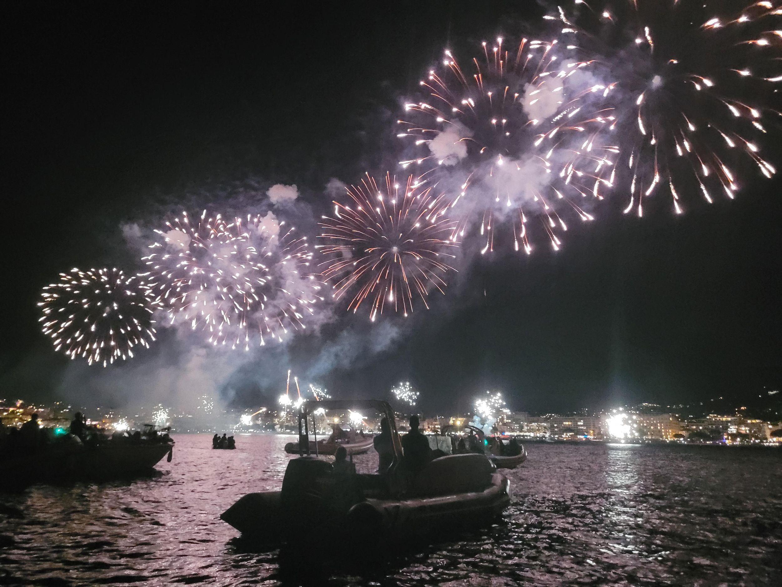 Golfe-Juan/Cannes: Pyrotechnik-Festival vom Boot aus