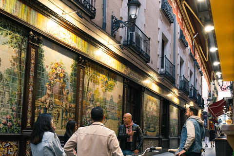 Madrid: Guided Night Bike Tour_the bohemian XIX- XX century _Private_ Night bike Tour _Bohemian XIX and XX century