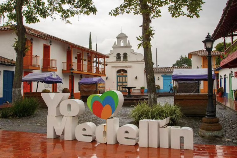 Medellín: City Tour, Botero, Comuna 13 & Metrocable
