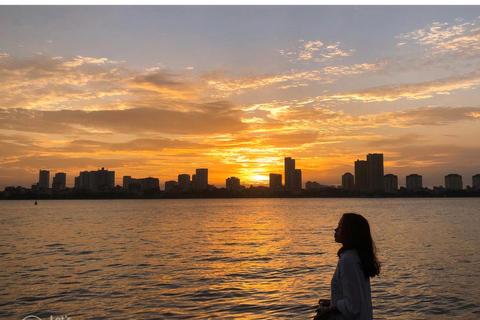 Hanoi: Hoogtepunten tour bij zonsondergang met Ao Dai-kostuumHanoi: Hoogtepunten tour bij zonsondergang met Ao Dai per motorfiets