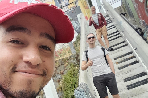 Valparaíso: LGBTour con corsa in funicolareValparaíso: tour LGBT con funicolare