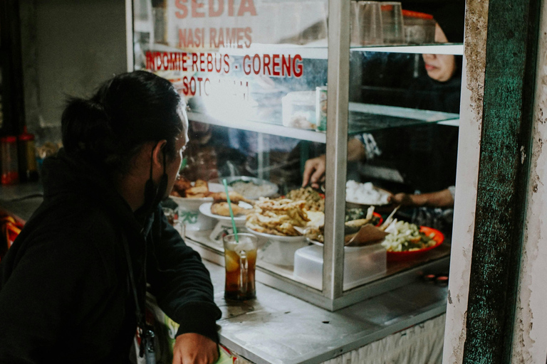 Yogyakarta : Caminhada noturna histórica e degustação de comida de rua