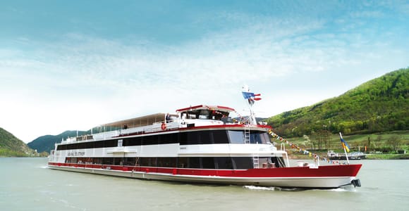 Vienna: Heurigen Cruise with Viennese Songs and Buffet