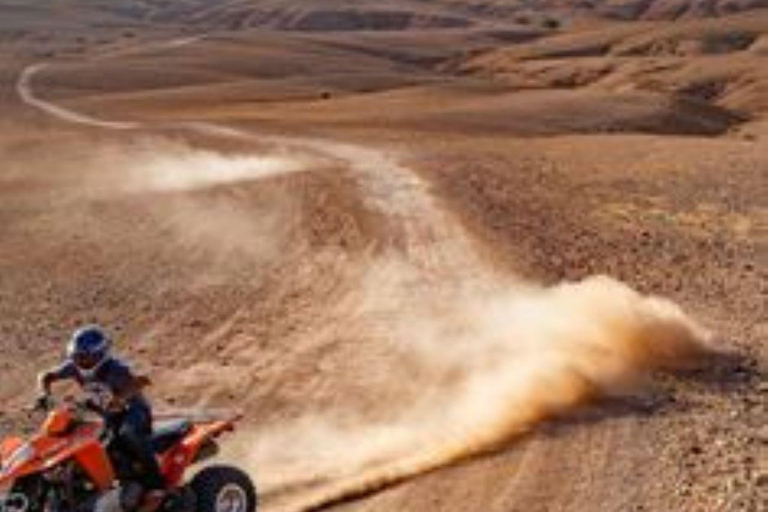 Marrakech: Quad nel deserto di Agafay con cena-spettacolo