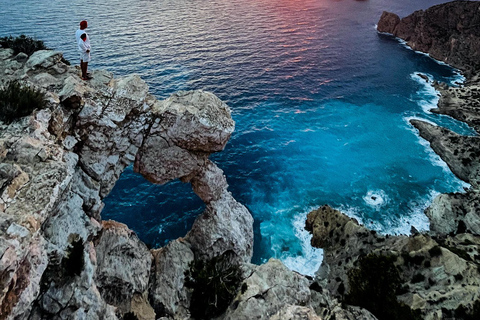Ibiza: Private Jeep Wrangler Tour & Lunch at Beach Rest.