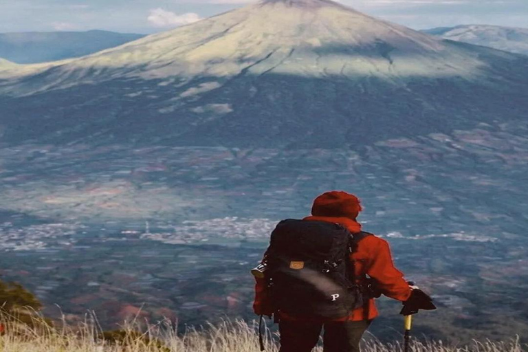 Monte Sumbing: un'epica avventura di trekking e campeggioSumbing: escursione di 1 giorno con NepalVanJAVA / pernottamento con Garung