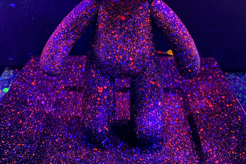 巴塞罗那：熊砖荧光画|葡萄酒与艺术巴塞罗那：Bearbrick 荧光画|葡萄酒与艺术