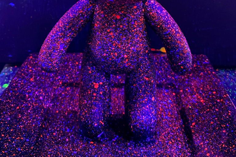 巴塞罗那：熊砖荧光画|葡萄酒与艺术巴塞罗那：Bearbrick 荧光画|葡萄酒与艺术