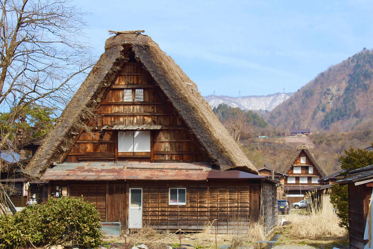 Excursão de ônibus nostálgica em Shirakawa-go AM