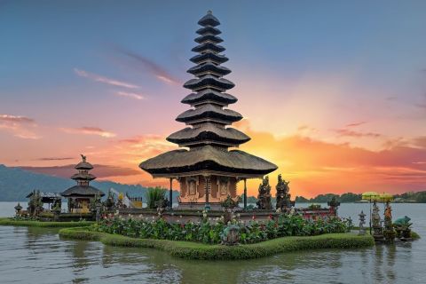 Bali's Bedugul Bliss: Lake Beratan, Tanah Lot, and Jatiluwih