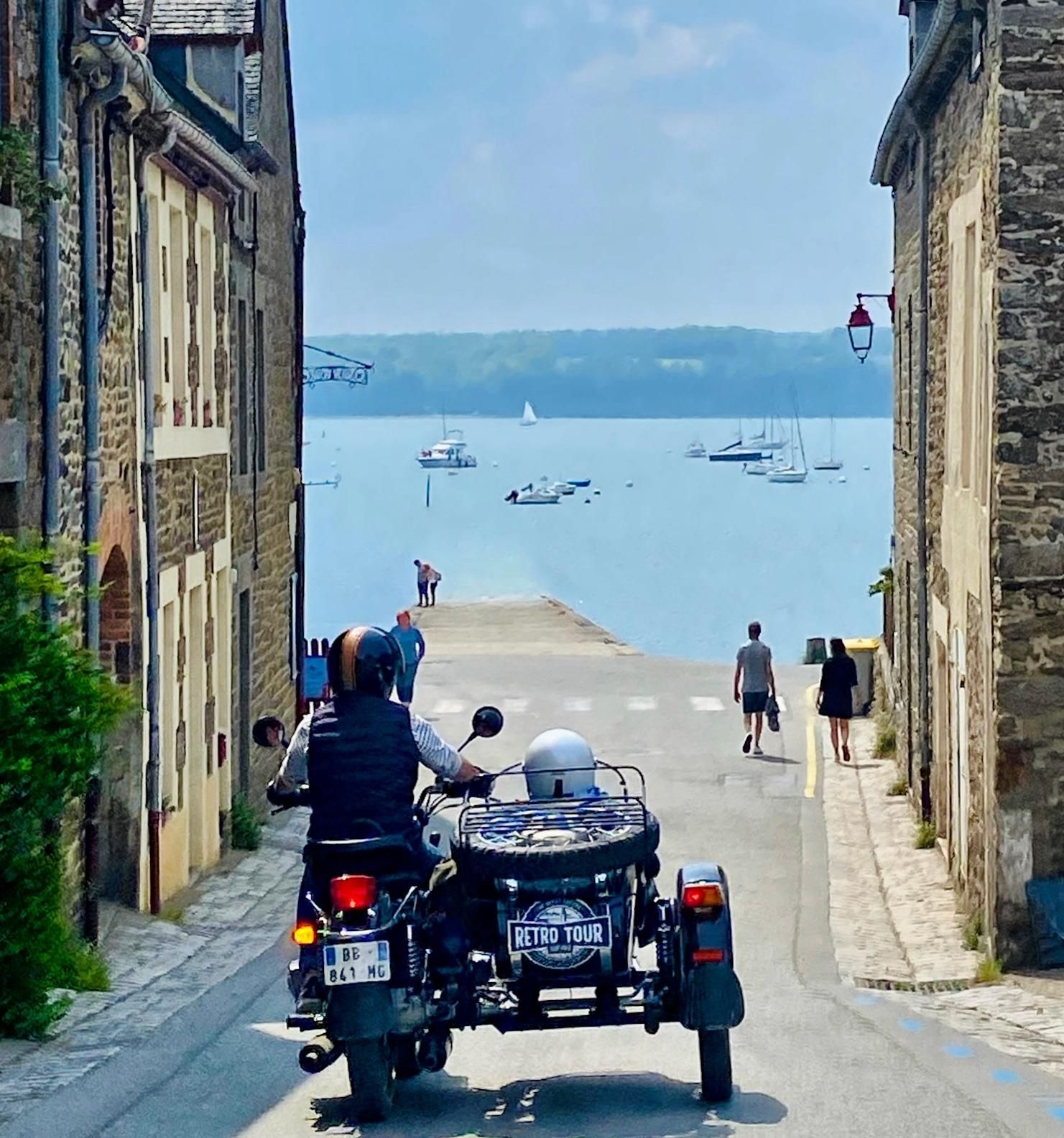 Saint Suliac von Saint Malo aus im Vintage-Beiwagen mit Fahrer
