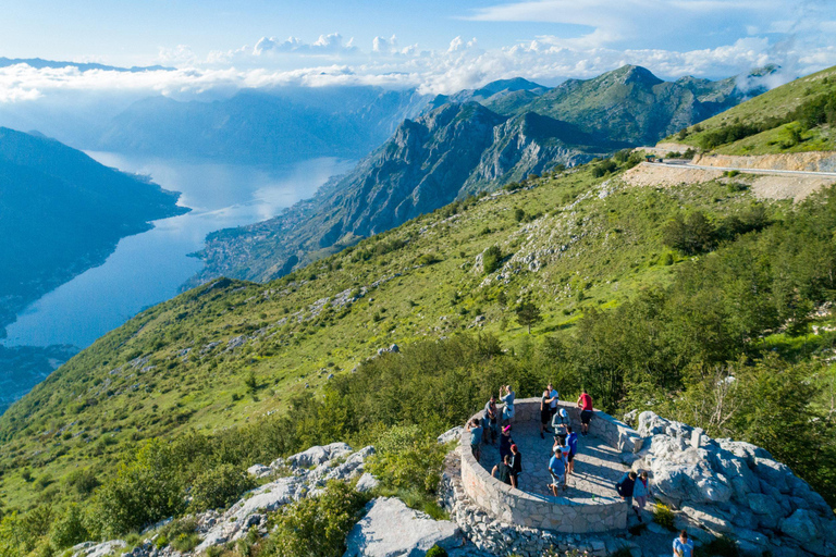 Kotor: Tour privato in barca della Grotta AzzurraCattaro: tour in barca privata alla Grotta Blu