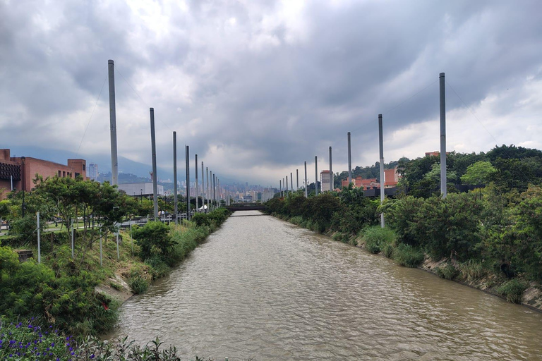 Medellín: Tour guiado a pie con paradas gastronómicas