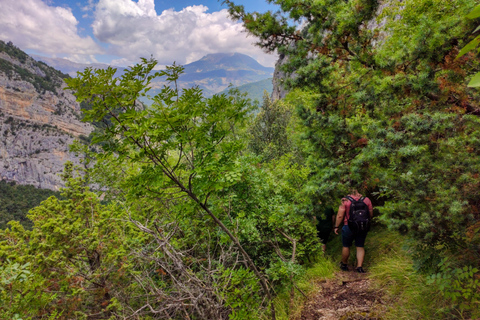 &quot;Pëllumbas-Höhle und Erzeni-Fluss: Wandern und Schwimmen&quot;