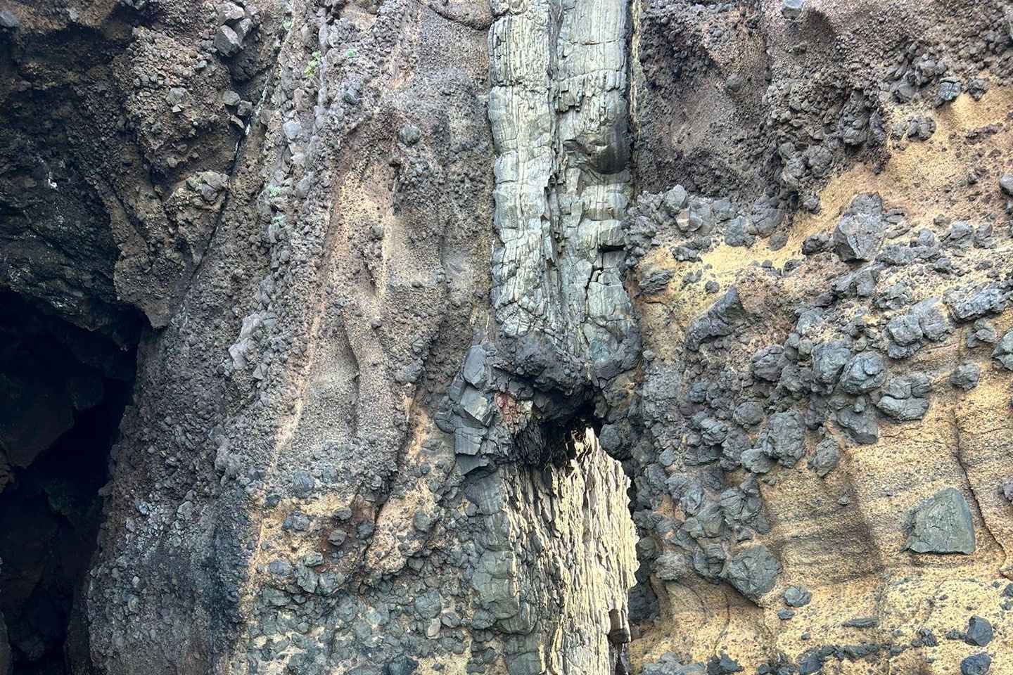 Boat Tour: Island hopping by dinghy with cave visits and snorkeling