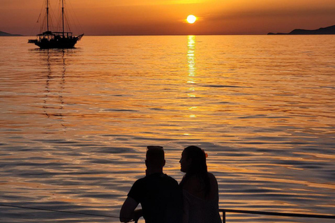 Puerto viejo de La Canea: crucero de lujo en catamarán al atardecer con vinoCrucero privado de lujo en catamarán al atardecer con vino