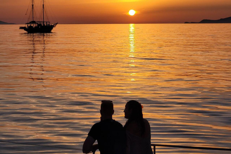 Puerto viejo de La Canea: crucero de lujo en catamarán al atardecer con vinoCrucero privado de lujo en catamarán al atardecer con vino