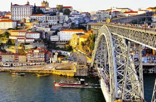 Von Lissabon nach Porto mit Stopps in Óbidos, Tomar, Nazaré, Fátima und Aveiro