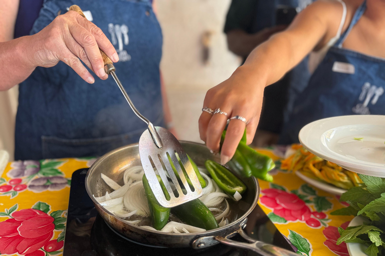 Oaxaca: 10 Mexican Salsas Cooking Class with Taco Tasting