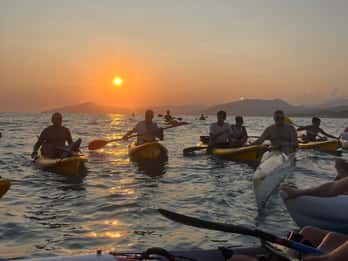 Gita in kayak al tramonto con aperitivo in riva al mare